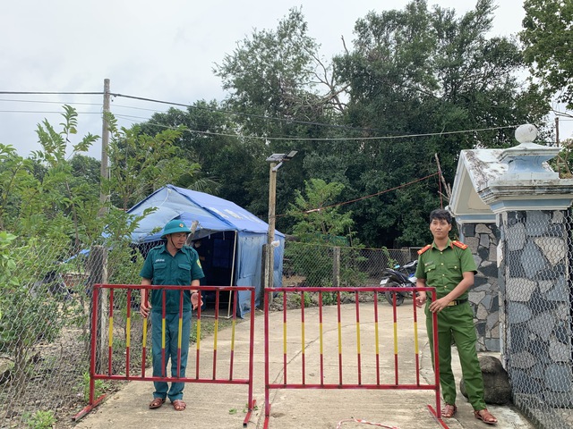 Đắk Lắk: Khẩn cấp di dời 13 hộ dân do sạt lở núi - Ảnh 1.