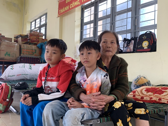 Đắk Lắk: Khẩn cấp di dời 13 hộ dân do sạt lở núi - Ảnh 5.