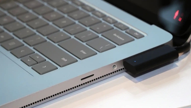 Laptop cao cấp trông sang chảnh lại 'cô đơn' về cổng - Ảnh 1.