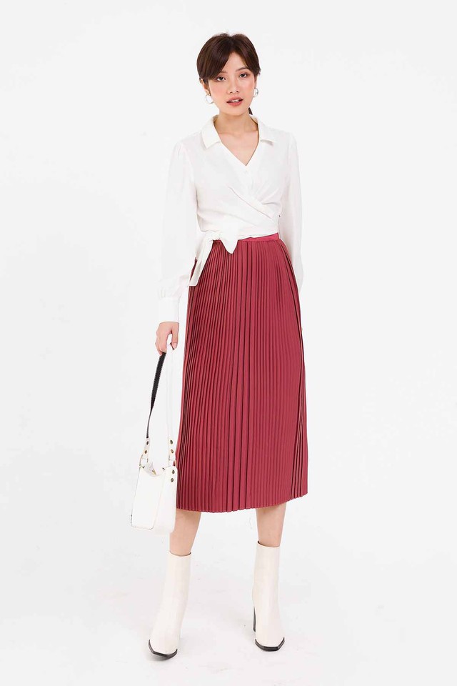 Áo buộc vạt nơ, ‘nút thắt’ thần kỳ biến áo cơ bản trở thành sành điệu- Ảnh 1.