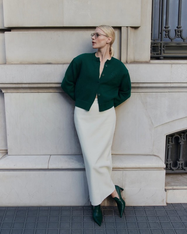 Áo len oversized, cardigan mềm mại... đều 'cân' đẹp với chân váy- Ảnh 1.