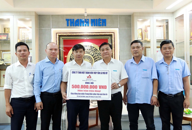 C&ocirc;ng ty TNHH một th&agrave;nh vi&ecirc;n Th&eacute;p tấm l&aacute; Ph&uacute; Mỹ gi&uacute;p đồng b&agrave;o miền Trung 500 triệu đồng- Ảnh 1.