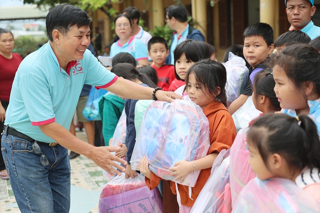 Những m&oacute;n qu&agrave; sưởi ấm học sinh v&ugrave;ng lũ- Ảnh 1.