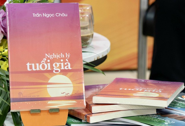 Giao tiếp, đọc sách giúp ngăn ngừa bệnh Alzheimer - Ảnh 1.