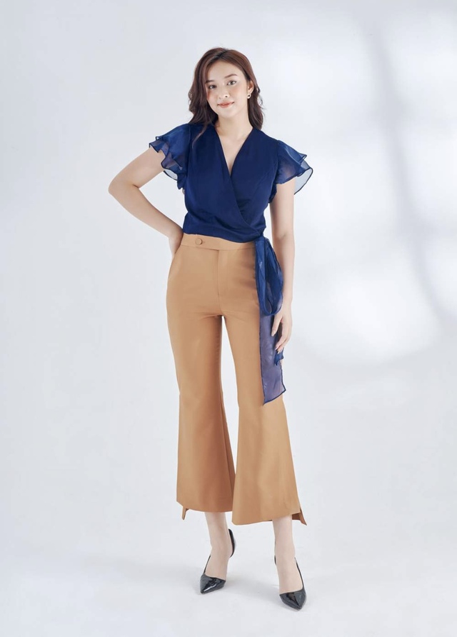 Áo buộc vạt nơ, ‘nút thắt’ thần kỳ biến áo cơ bản trở thành sành điệu- Ảnh 2.