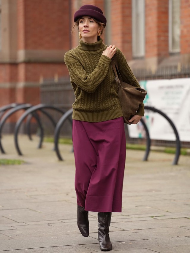 Áo len oversized, cardigan mềm mại... đều 'cân' đẹp với chân váy- Ảnh 2.