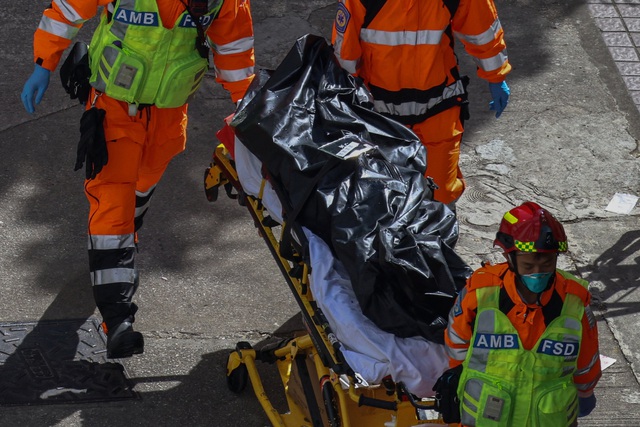 Vụ cháy chung cư Hồng Kông: 128 người chết, 200 người  - Ảnh 1.