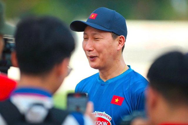 HLV Kim Sang-sik sẵn sàng đương đầu áp lực- Ảnh 1. HLV Kim Sang-sik sẵn sàng đương đầu áp lực- Ảnh 1.