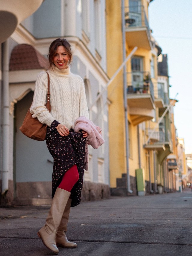 Áo len oversized, cardigan mềm mại... đều 'cân' đẹp với chân váy- Ảnh 3.