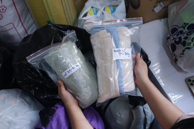 Cứu trợ miền Trung: 'Đ&uacute;ng l&agrave; của cho kh&ocirc;ng bằng c&aacute;ch cho'- Ảnh 2.