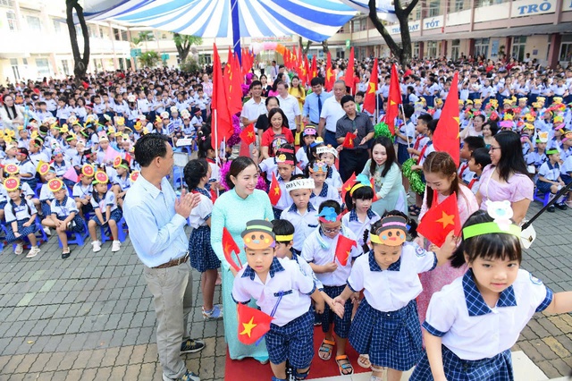 Trường tiểu học ở TP.HCM chở 30 tấn hàng hóa tặng học sinh, bà con Phú Yên - Ảnh 4.