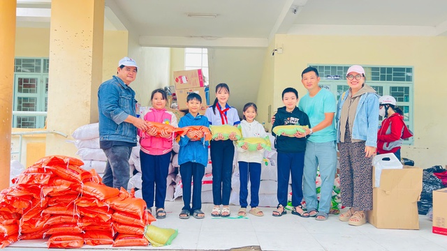 Trường tiểu học ở TP.HCM chở 30 tấn hàng hóa tặng học sinh, bà con Phú Yên - Ảnh 3.