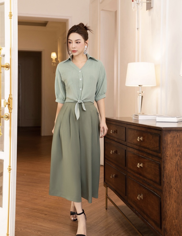 Áo buộc vạt nơ, ‘nút thắt’ thần kỳ biến áo cơ bản trở thành sành điệu- Ảnh 4.