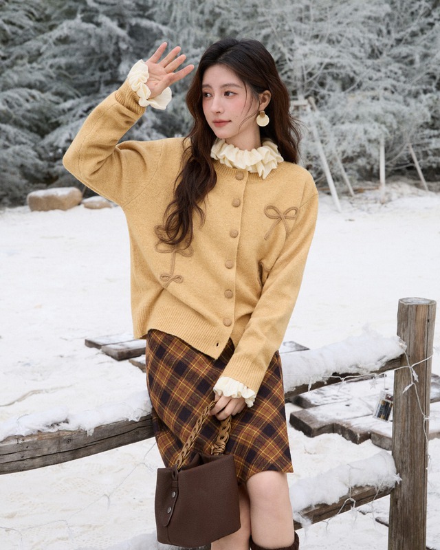 Áo len oversized, cardigan mềm mại... đều 'cân' đẹp với chân váy- Ảnh 4.