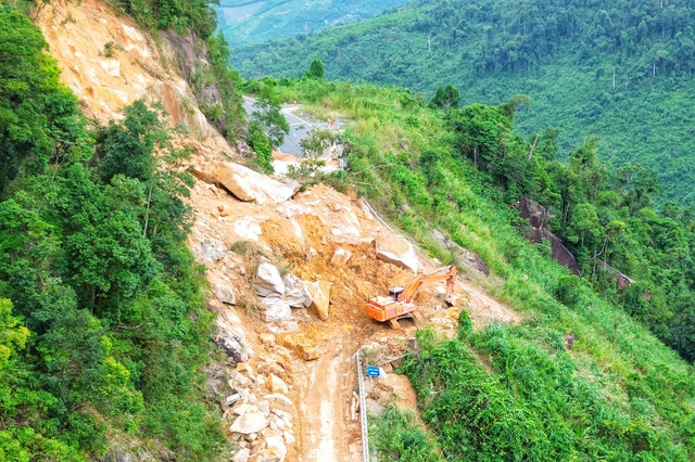 Gấp r&uacute;t phục hồi c&aacute;c tuyến đường sau mưa b&atilde;o - Ảnh 12.