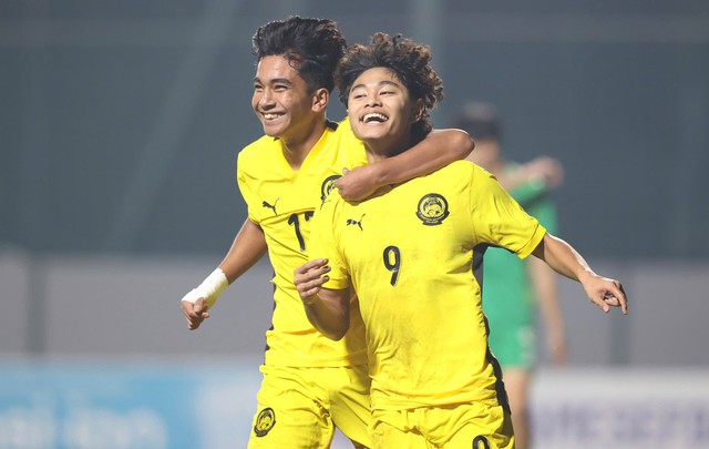 U.17 Malaysia thắng nghẹt thở Singapore, tạm soán ngôi đầu bảng của Việt Nam- Ảnh 1. U.17 Malaysia thắng nghẹt thở Singapore, tạm soán ngôi đầu bảng của Việt Nam- Ảnh 1.