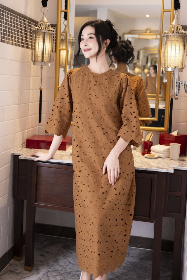 Trang phục đục lỗ nhỏ tạo vẻ ngoài độc đáo, khác biệt cho nàng- Ảnh 7. Trang phục đục lỗ nhỏ tạo vẻ ngoài độc đáo, khác biệt cho nàng- Ảnh 7.