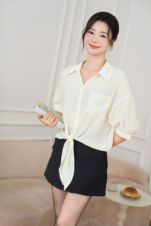 Áo buộc vạt nơ, ‘nút thắt’ thần kỳ biến áo cơ bản trở thành sành điệu- Ảnh 7.