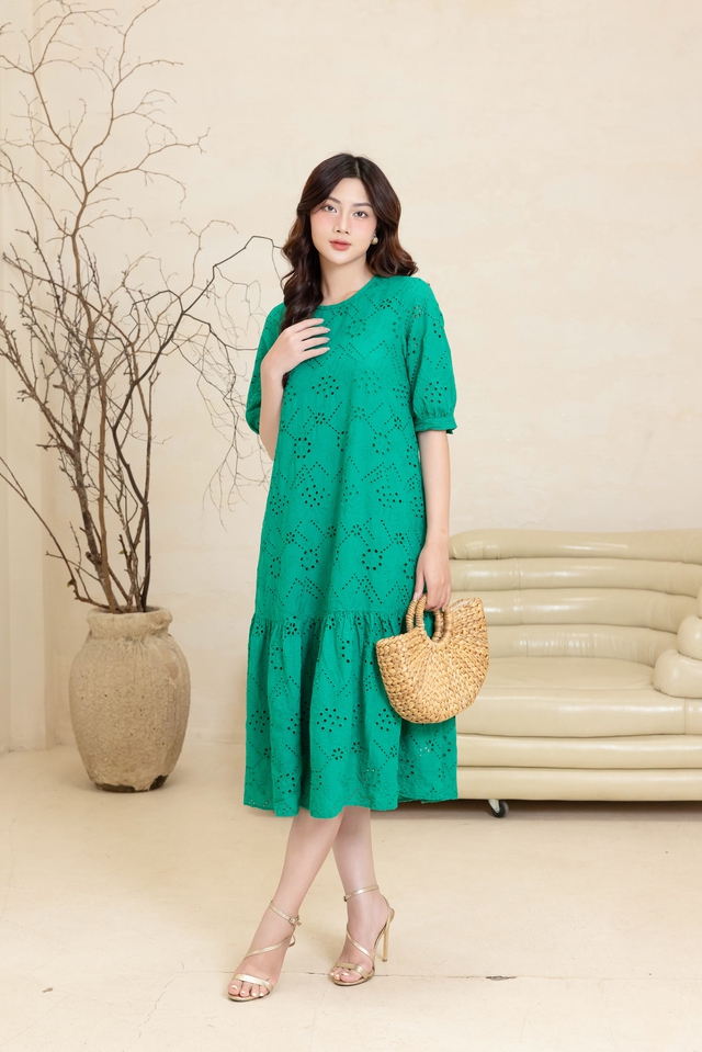 Trang phục đục lỗ nhỏ tạo vẻ ngoài độc đáo, khác biệt cho nàng- Ảnh 8. Trang phục đục lỗ nhỏ tạo vẻ ngoài độc đáo, khác biệt cho nàng- Ảnh 8.