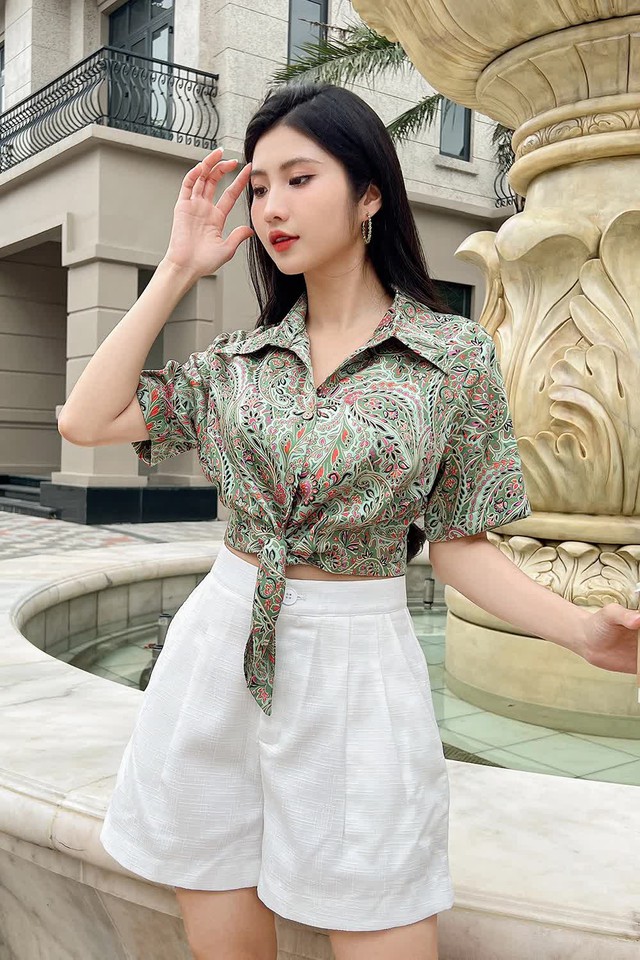 Áo buộc vạt nơ, ‘nút thắt’ thần kỳ biến áo cơ bản trở thành sành điệu- Ảnh 8.