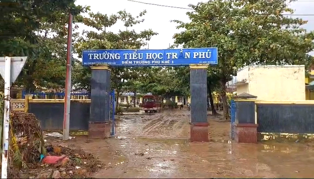 Lũ lụt ở Phú Yên: Những hình ảnh đau thương và Tình người trong bão táp - Ảnh 3.