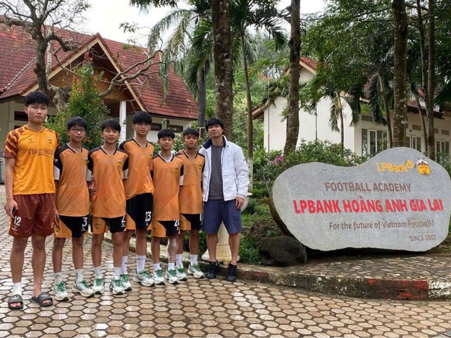 Công Phượng trở lại thăm HAGL, ký ức xưa dội về…- Ảnh 1. Công Phượng trở lại thăm HAGL, ký ức xưa dội về…- Ảnh 1.