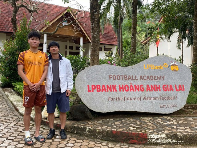 Công Phượng trở lại thăm HAGL, ký ức xưa dội về…- Ảnh 2. Công Phượng trở lại thăm HAGL, ký ức xưa dội về…- Ảnh 2.