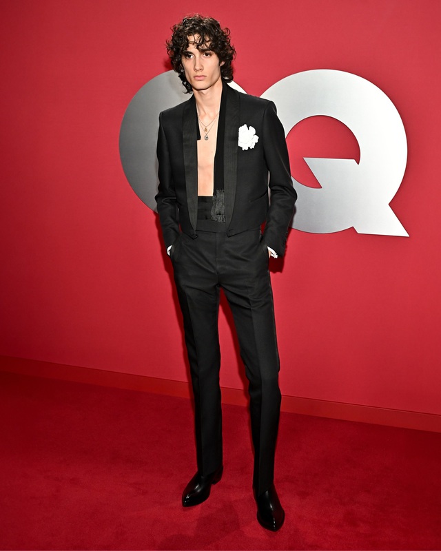 'May đo mềm nổi sóng', suit, vest trẻ trung lại lên ngôi- Ảnh 2. 'May đo mềm nổi sóng', suit, vest trẻ trung lại lên ngôi- Ảnh 2.