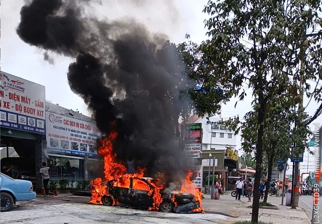 Ch&aacute;y &ocirc; t&ocirc; trơ khung sắt trước garage ở TP.HCM - Ảnh 1.