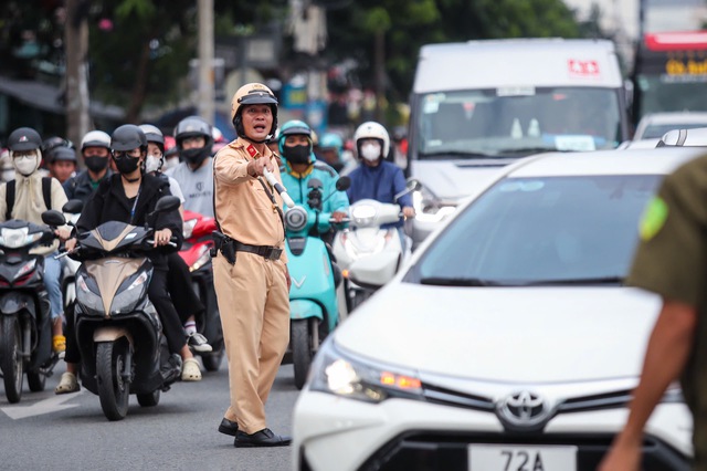 Vì sao trẻ em phải dùng ghế an toàn mà không dùng dây an toàn trên ôtô? - Ảnh 1.