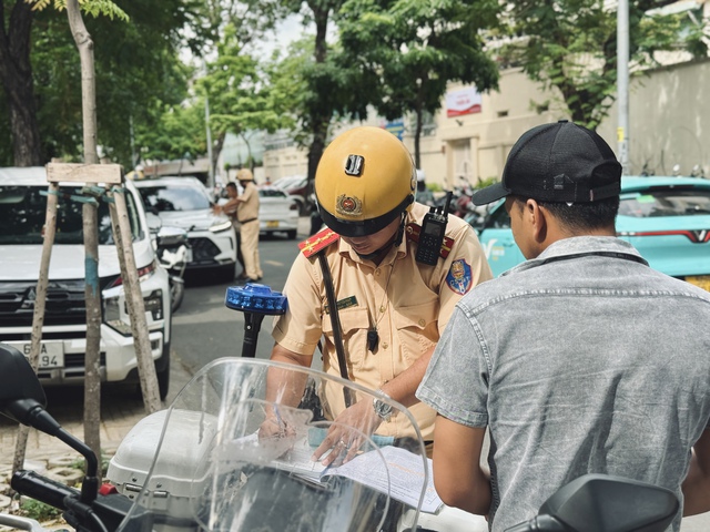 Vì sao trẻ em phải dùng ghế an toàn mà không dùng dây an toàn trên ôtô? - Ảnh 2.