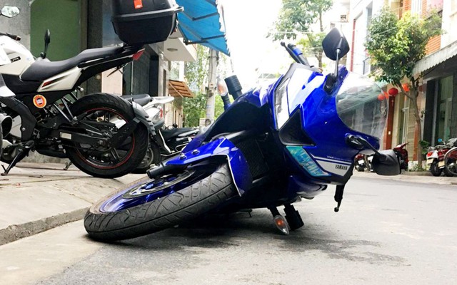 Rủi ro khi lắp g&ugrave; chống đổ 'rởm' cho m&ocirc; t&ocirc;, xe m&aacute;y - Ảnh 2.