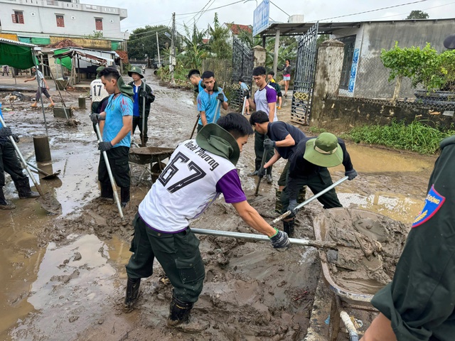 110 cán bộ, chiến sĩ an ninh nhân dân hỗ trợ người dân vùng lũ Đắk Lắk- Ảnh 6.