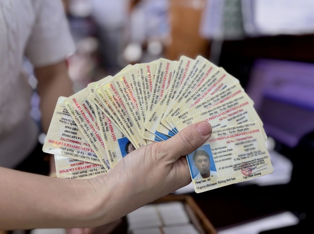 Cục CSGT sắp nhận 400.000 phôi GPLX, sẽ in và cấp cho nhân dân trong tuần tới - Ảnh 1.