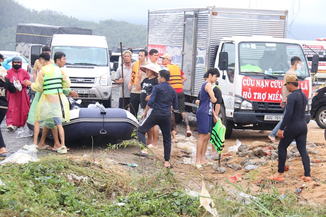 Lũ lụt ở Phú Yên: Những hình ảnh đau thương và Tình người trong bão táp - Ảnh 4.