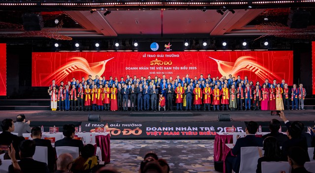 &Ocirc;ng Ho&agrave;ng Mai Chung được vinh danh Doanh nh&acirc;n trẻ Việt Nam ti&ecirc;u biểu- Ảnh 2.