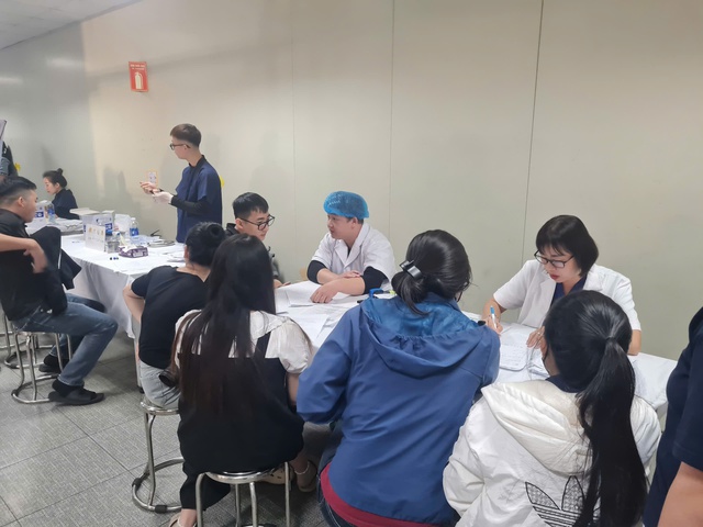 Khám bệnh miễn phí cho công nhân tại 7 địa phương - Ảnh 2.