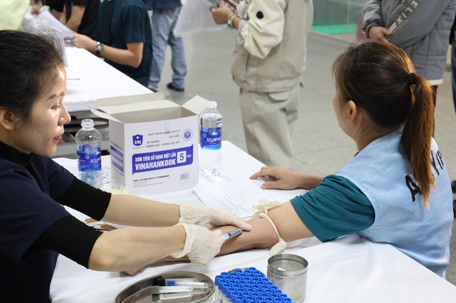 Khám bệnh miễn phí cho công nhân tại 7 địa phương - Ảnh 1.