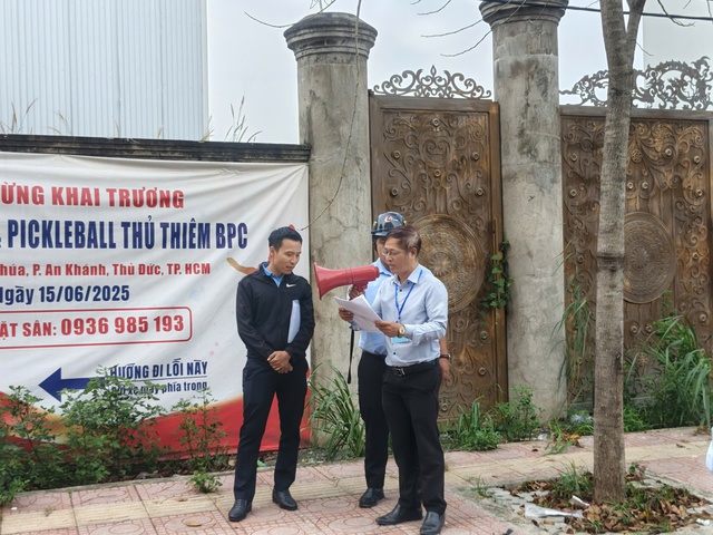Phường An Khánh ra quân cưỡng chế sân pickleball xây dựng không phép- Ảnh 1. Phường An Khánh ra quân cưỡng chế sân pickleball xây dựng không phép- Ảnh 1.