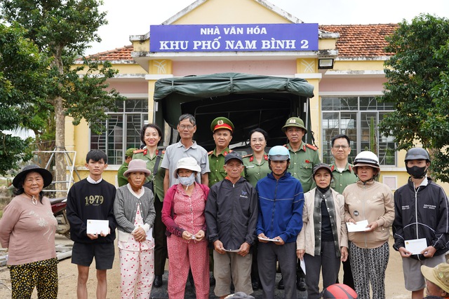 C&ocirc;ng an cửa khẩu T&acirc;n Sơn Nhất hỗ trợ cộng đồng khắc phục hậu quả b&atilde;o lũ Đắk Lắk - Ảnh 6.