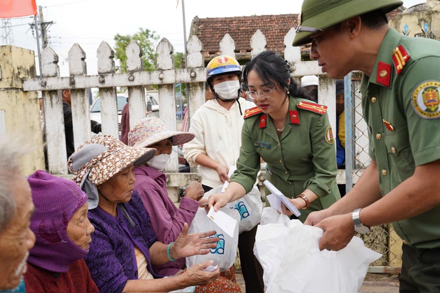 C&ocirc;ng an cửa khẩu T&acirc;n Sơn Nhất hỗ trợ cộng đồng khắc phục hậu quả b&atilde;o lũ Đắk Lắk - Ảnh 1.