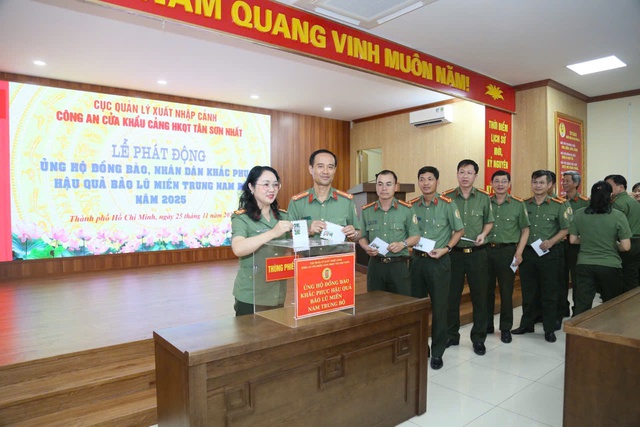 C&ocirc;ng an cửa khẩu T&acirc;n Sơn Nhất hỗ trợ cộng đồng khắc phục hậu quả b&atilde;o lũ Đắk Lắk - Ảnh 9.