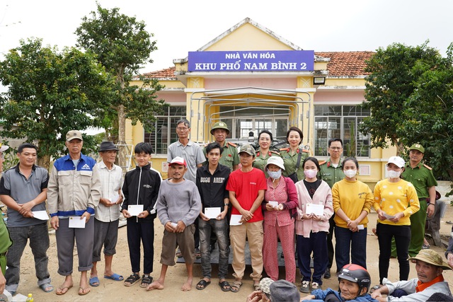 C&ocirc;ng an cửa khẩu T&acirc;n Sơn Nhất hỗ trợ cộng đồng khắc phục hậu quả b&atilde;o lũ Đắk Lắk - Ảnh 4.