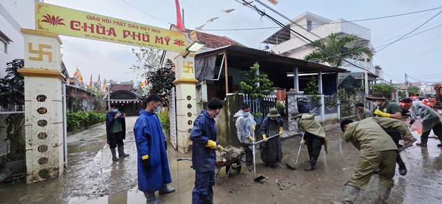 110 cán bộ, chiến sĩ an ninh nhân dân hỗ trợ người dân vùng lũ Đắk Lắk- Ảnh 7.