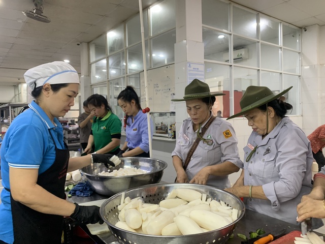 Bếp d&atilde; chiến nấu h&agrave;ng ng&agrave;n suất cơm tặng người d&acirc;n v&ugrave;ng lũ Đắk Lắk - Ảnh 1.