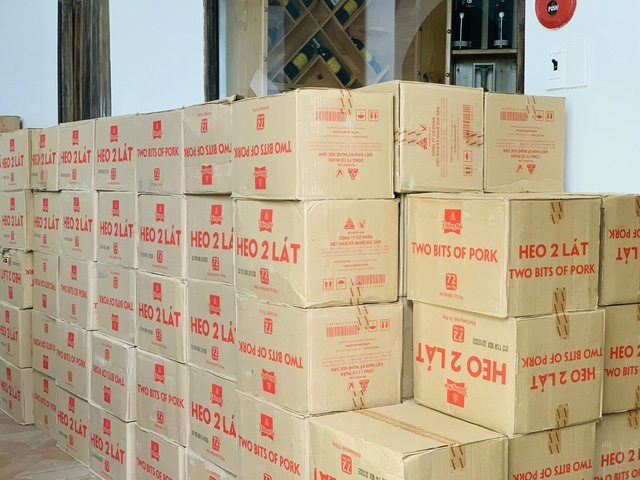 Bếp d&atilde; chiến nấu h&agrave;ng ng&agrave;n suất cơm tặng người d&acirc;n v&ugrave;ng lũ Đắk Lắk - Ảnh 4.