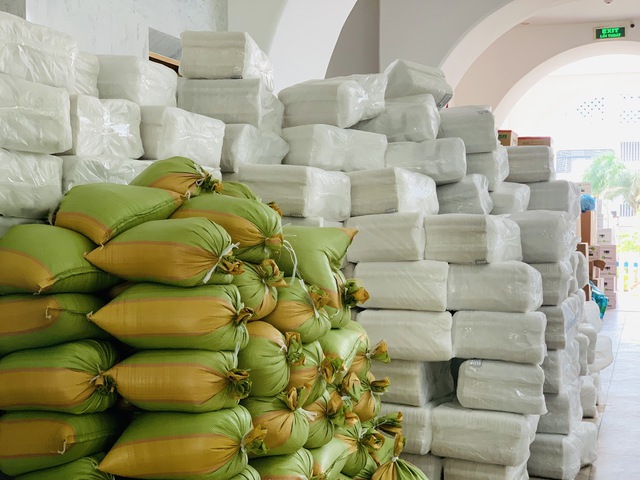 Bếp d&atilde; chiến nấu h&agrave;ng ng&agrave;n suất cơm tặng người d&acirc;n v&ugrave;ng lũ Đắk Lắk - Ảnh 5.