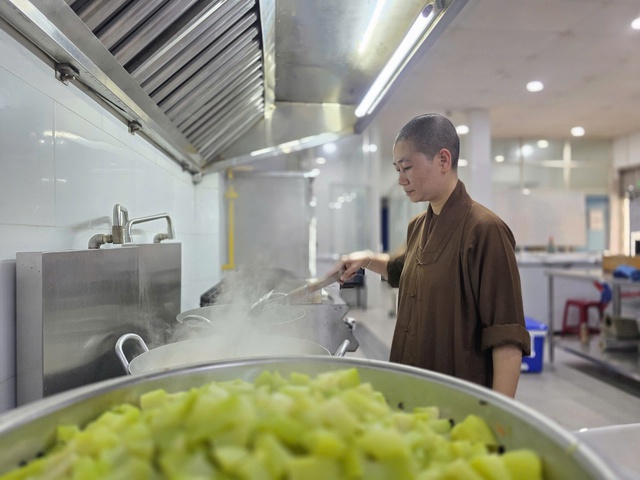 Bếp d&atilde; chiến nấu h&agrave;ng ng&agrave;n suất cơm tặng người d&acirc;n v&ugrave;ng lũ Đắk Lắk - Ảnh 3.