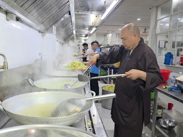 Bếp d&atilde; chiến nấu h&agrave;ng ng&agrave;n suất cơm tặng người d&acirc;n v&ugrave;ng lũ Đắk Lắk - Ảnh 2.