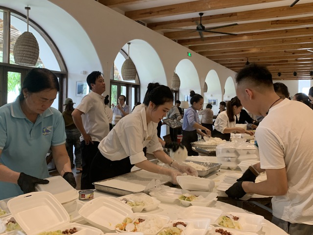 Bếp d&atilde; chiến nấu h&agrave;ng ng&agrave;n suất cơm tặng người d&acirc;n v&ugrave;ng lũ Đắk Lắk - Ảnh 6.